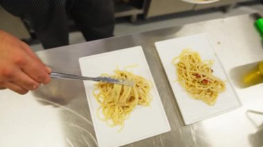 Şef deniz kenarında bir restoranda balık pişiriyor.