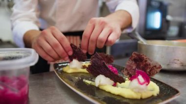 Aşçı lokantada balık pişiriyor..