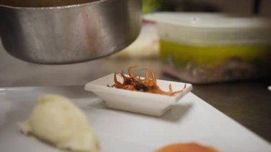 Aşçı lokantada balık pişiriyor..