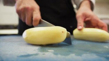 Aşçı lokantada balık pişiriyor..