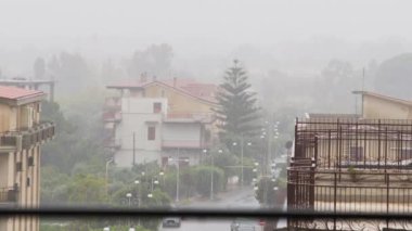 Şiddetli yağmur şehri ve binaları vurdu.