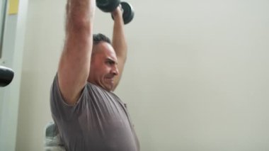 Spor salonunda spor yapan iki kişi.