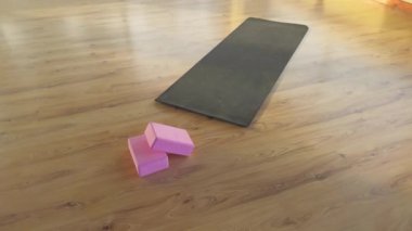 Dans eden kız, siyah takım elbiseli, spor salonu eğitimi alıyor..