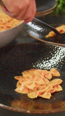 Aşçı lokantada balık pişiriyor..