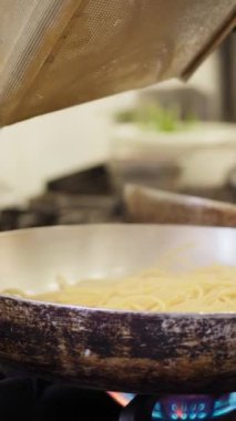 Aşçı lokantada balık pişiriyor..