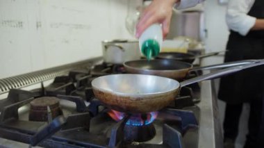 Aşçı lokantada balık pişiriyor..