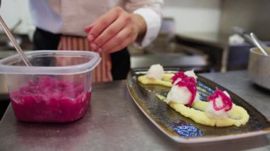 Aşçı lokantada balık pişiriyor..