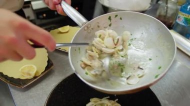 Aşçı lokantada balık pişiriyor..