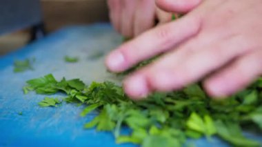 Aşçı lokantada balık pişiriyor..