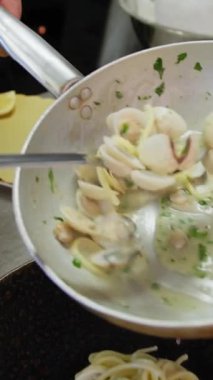 Aşçı lokantada balık pişiriyor..