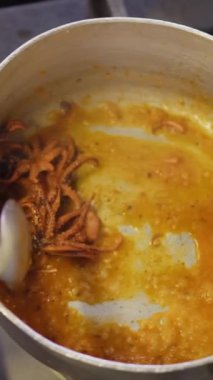 Aşçı lokantada balık pişiriyor..