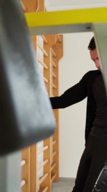 Spor salonunda spor yapan iki kişi.