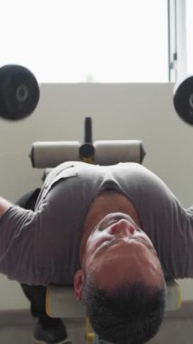 Spor salonunda spor yapan iki kişi.