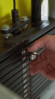 Spor salonunda spor yapan iki kişi.