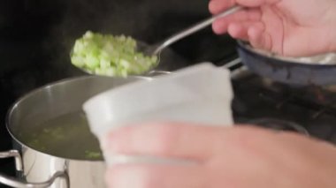 Şef evinde İtalyan balığı yemeği pişiriyor..