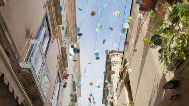 Calabria 'daki tatil için süsleri olan Tropea Caddesi..