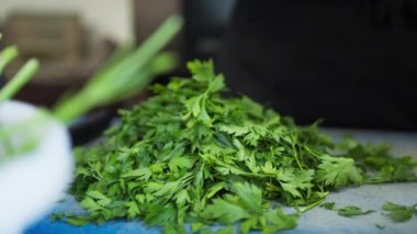 Aşçı lokantada balık pişiriyor..