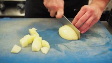 Aşçı lokantada balık pişiriyor..