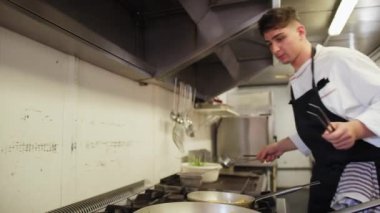 Aşçı lokantada balık pişiriyor..