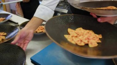 Aşçı lokantada balık pişiriyor..