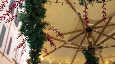 Noel 'de Roma' da bir açık hava restoranının masalarını kaplamak için tente..