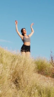 Kırsalda Kırmızı Elbiseyle Dans Eden Genç Kadınlar.