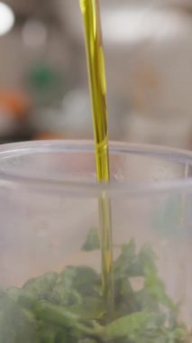 Şef evinde İtalyan balığı yemeği pişiriyor..