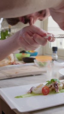 Şef evinde İtalyan balığı yemeği pişiriyor..