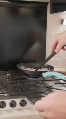 Şef evinde İtalyan balığı yemeği pişiriyor..