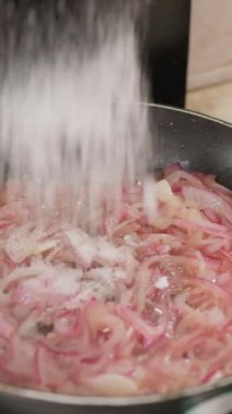 Şef evinde İtalyan balığı yemeği pişiriyor..