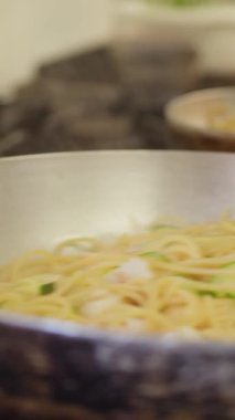 Aşçı lokantada balık pişiriyor..