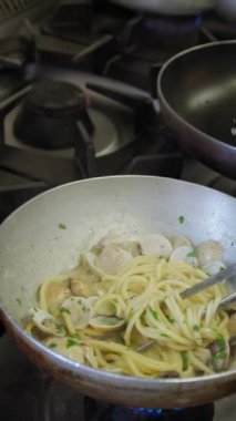 Aşçı lokantada balık pişiriyor..