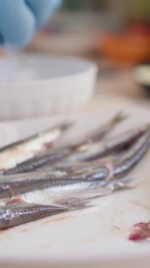 Şef evinde İtalyan balığı yemeği pişiriyor..