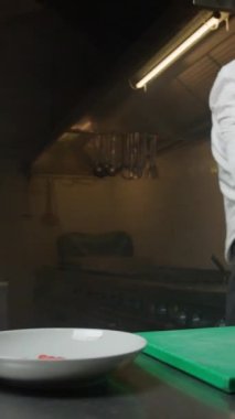 Şef, gemi yolculuğunda mutfak servisi için karides kesiyor..