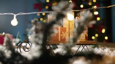 Noel Baba 'nın Kızağı Işıklar Arasında Hediyelerle Geziniyor.