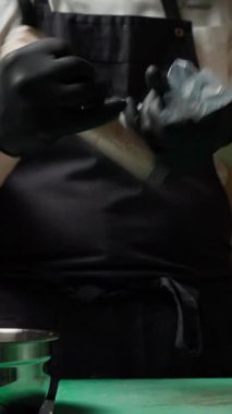 Şef gemi restoranında karides mayonezli bir poz hazırlıyor.