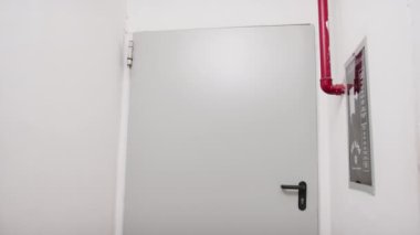 Açılıp kapanan ateş dereceli kapı.