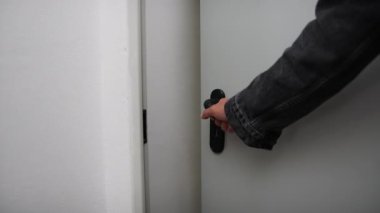 Açılıp kapanan ateş dereceli kapı.