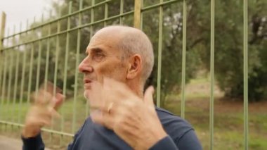 Yaşlı beyaz adam farklı bir yüz ifadesi takınıyor..