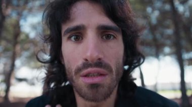Genç Adam Doğada Yüz İfadesi Yapıyor.
