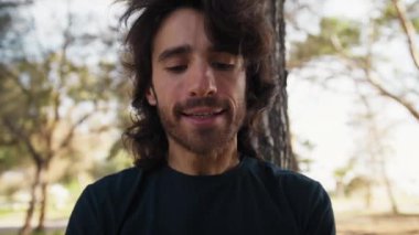 Genç Adam Doğada Yüz İfadesi Yapıyor.