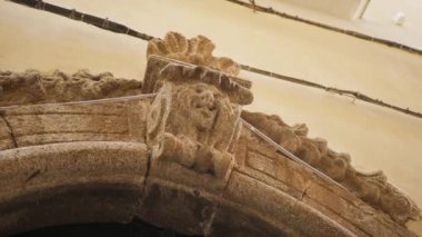 Tropea 'da Bir Evin Kapısında Apotropaik Maske.