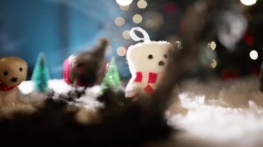 Noel Masasında Dolgun Oyuncaklar.