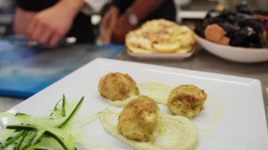 Aşçı lokantada balık pişiriyor..