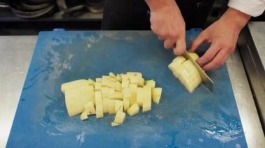 Aşçı lokantada balık pişiriyor..