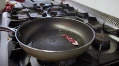 Aşçı lokantada balık pişiriyor..