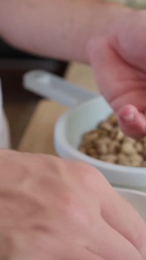 Şef evinde İtalyan balığı yemeği pişiriyor..