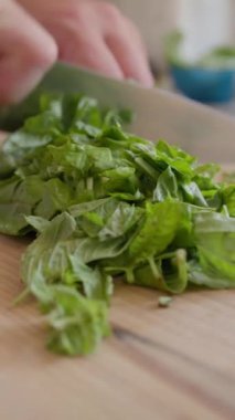 Şef evinde İtalyan balığı yemeği pişiriyor..