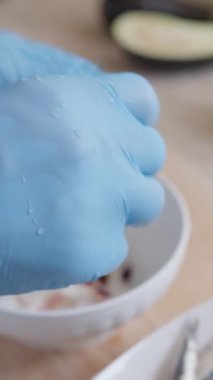 Şef evinde İtalyan balığı yemeği pişiriyor..