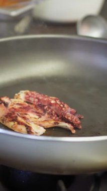 Aşçı lokantada balık pişiriyor..